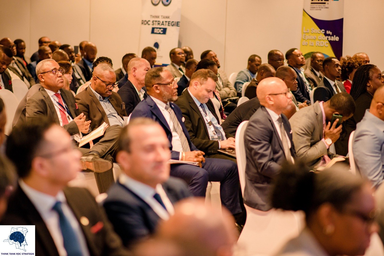 Participants suivant les travaux du forum